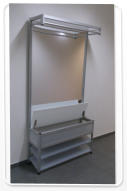 Garderobe mit geöffnetem Schuhbank
